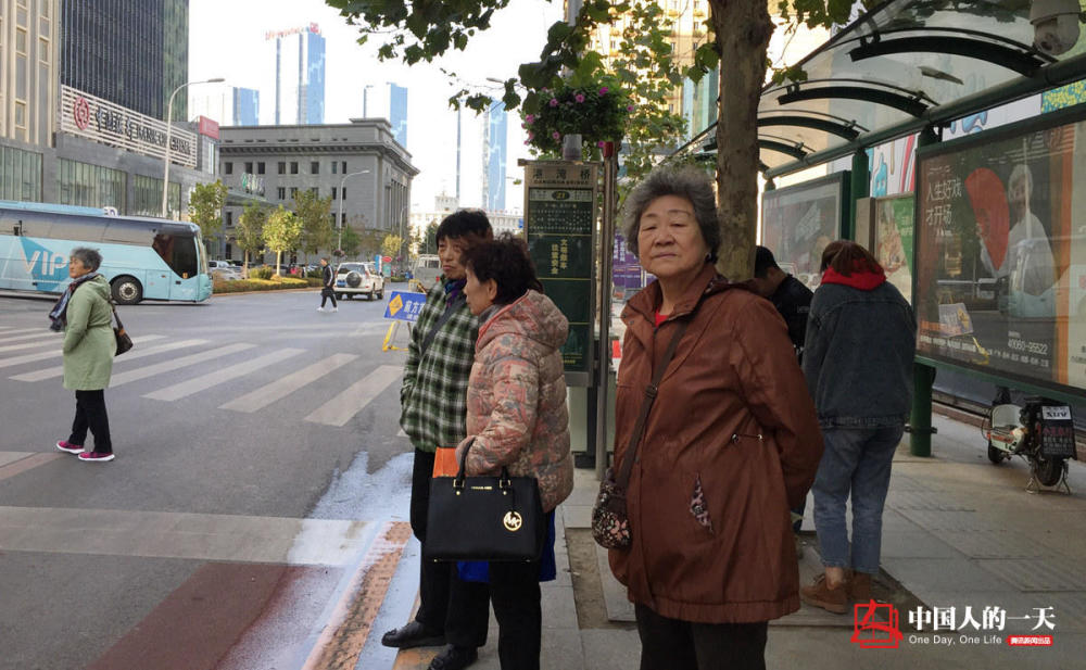 73岁奶奶小屋里办托管班 不会英语却教出20多