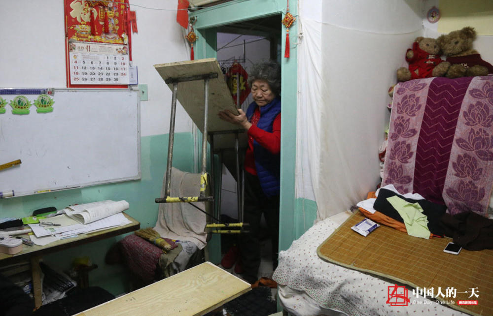 73岁奶奶小屋里办托管班 不会英语却教出20多