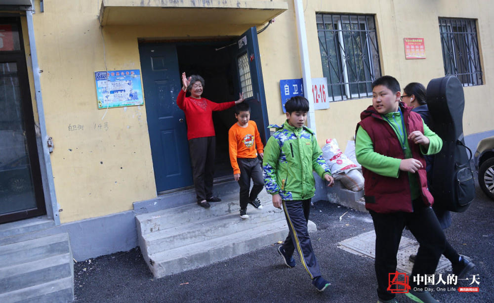 73岁奶奶小屋里办托管班 不会英语却教出20多