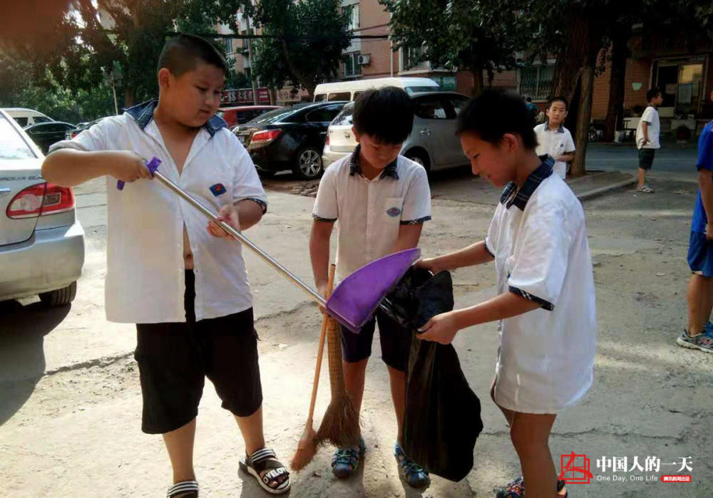 73岁奶奶小屋里办托管班 不会英语却教出20多