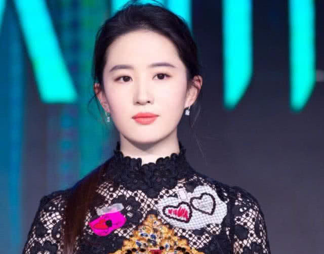 刘亦菲抖音玩"抿嘴杀,谁知上衣太透,下面网友的评论火了