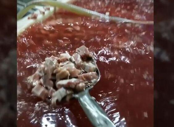 脏乱外卖料包被曝光 外卖行业该反思什么