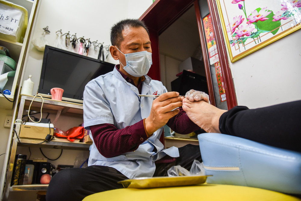 足浴店女老板爱上重症员工 自称:为他花钱我愿