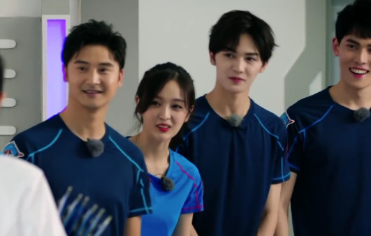 陈锴杰检查身体,吴宣仪却用前刘海挡住视线,张