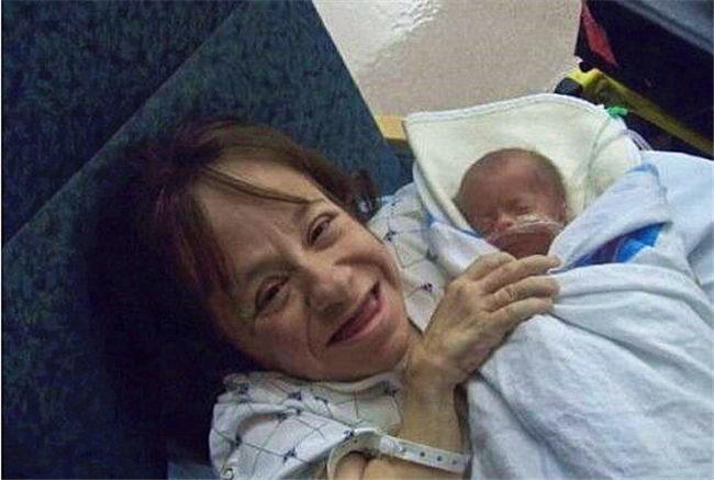 侏儒症妈妈生孩子上瘾，生下第四胎无法淡定，网友:无知害了孩子