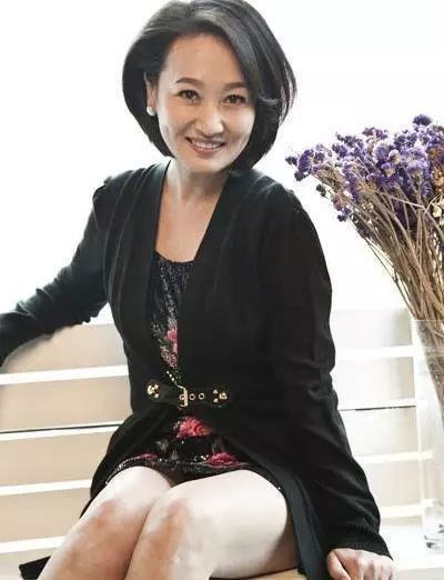 她嫁给腾格尔后放弃事业，结束7年婚姻之后，一复出就片约不断！