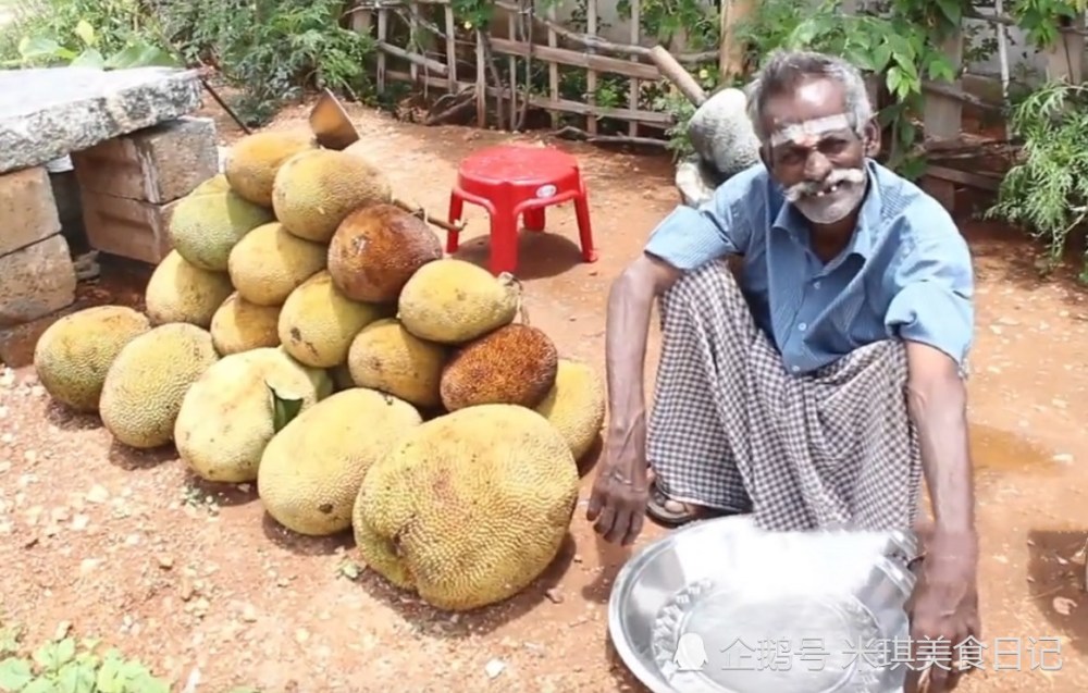 老外摘了一个20斤重的菠萝蜜,以为直接吃,看到