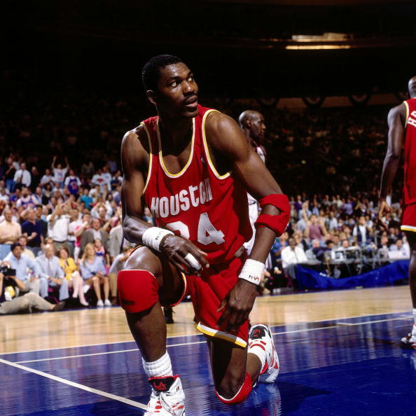 非洲足球守门员改行打篮球 他留给休城一个梦