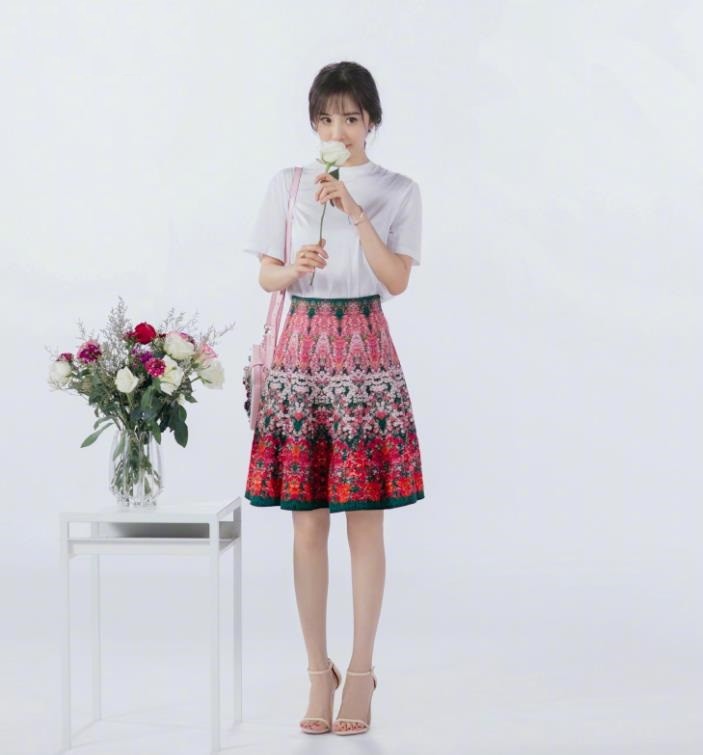 38岁霍思燕真会穿,穿碎花裙少女感十足,轻松嫩