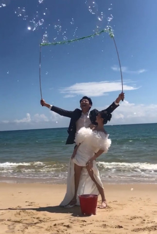 婚纱照吹泡泡_吹泡泡卡通图片