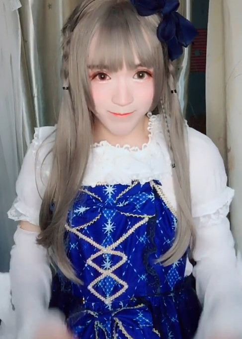 抖音再现女装大佬,萝莉打扮惊艳众人,网友:别这样我不