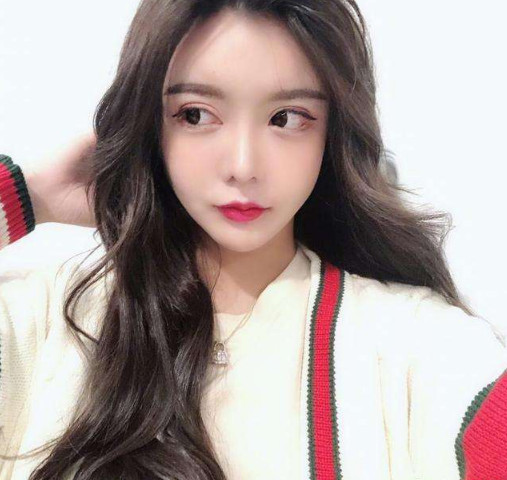 韩安冉整容失败，素颜开直播告诫网友，如今的她成了这样!