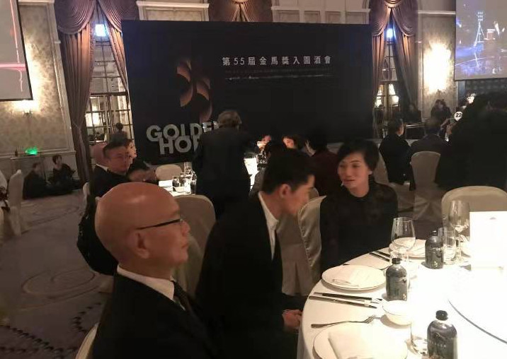 罗家英晒金马奖酒会照片，和胡歌一起坐却全程无交流，因为害羞？