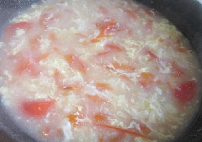 西红柿疙瘩汤冬天最好,简单味道好,喝1碗全身