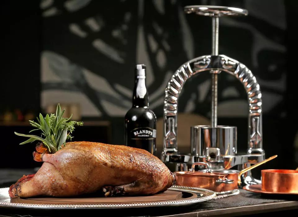 鲜血做酱汁?米其林餐厅打造百年招牌菜