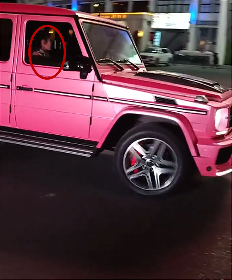214万奔驰大G现北京，全车粉色贴膜，但网友关注点却不在车!