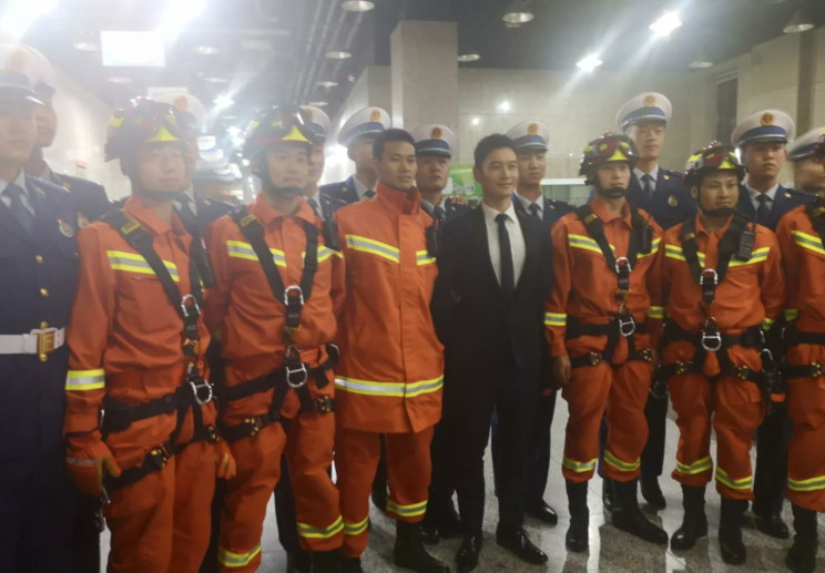 黄晓明参加消防晚会,与官兵们亲切合影,致敬消防英雄