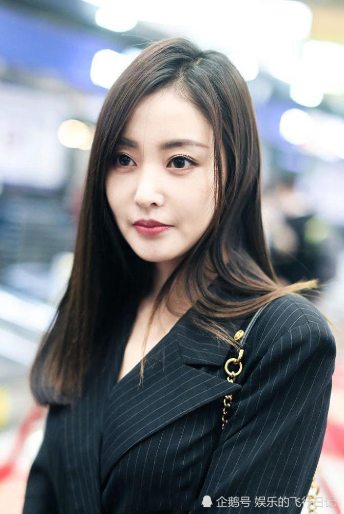 张天爱够猛!西装混搭皮裙就算了,高跟鞋里穿长