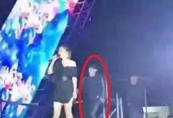 张靓颖上台献唱被男粉丝“突袭”，但网友的关注点全在她的身材上