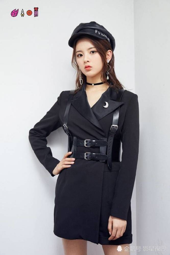 杨超越香肩半露表情超迷人,换了新发型后像极