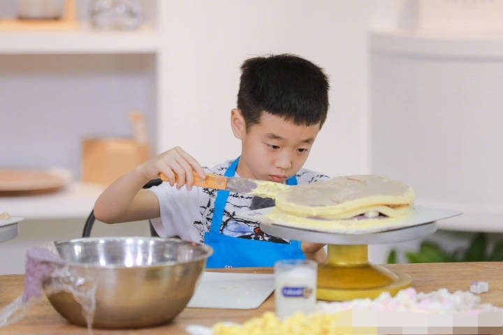 杨云晒儿子杨阳洋近照,手持高尔夫球杆满满的