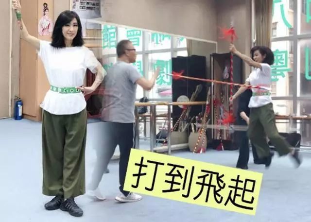 出道40余年却依然严格要求自己 为拍好《法证先锋4》苦练粤剧