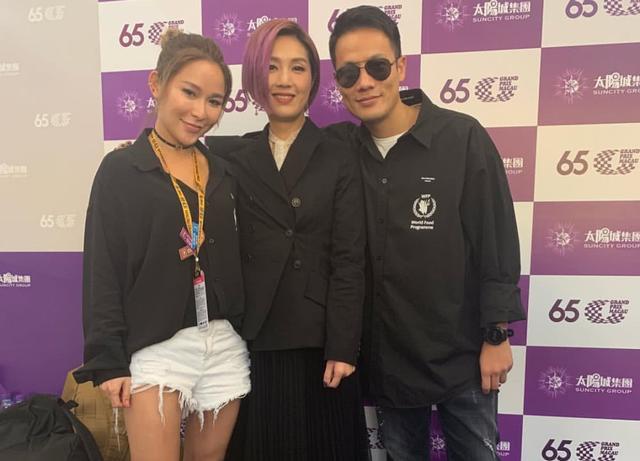 陈慧玲为洗米华赞助的活动站台,与赌王四太和何猷亨合照像少女