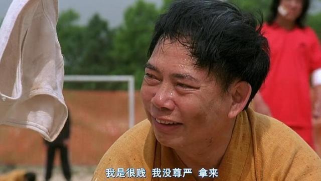 网友偶遇72岁黄一飞，走路不稳需两人搀扶，岁月催人老