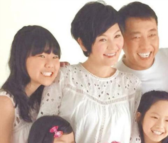 屈中恒和老婆vicky(童秀娟)自2002年11月18日公证结婚以来