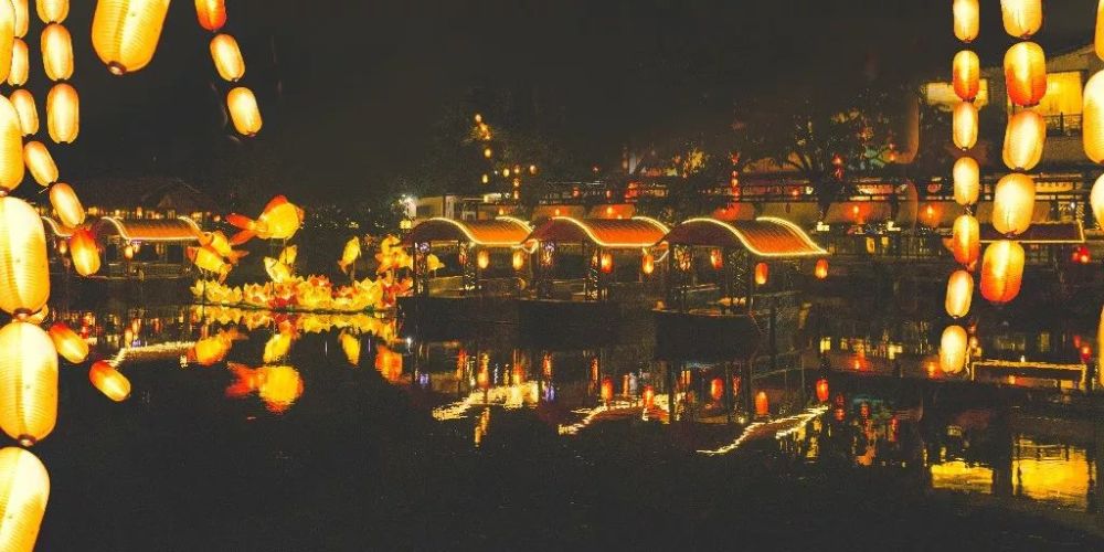 到了夜晚,同样张灯结彩,热闹非凡的唐荔园酒家,一直都是古风夜景的