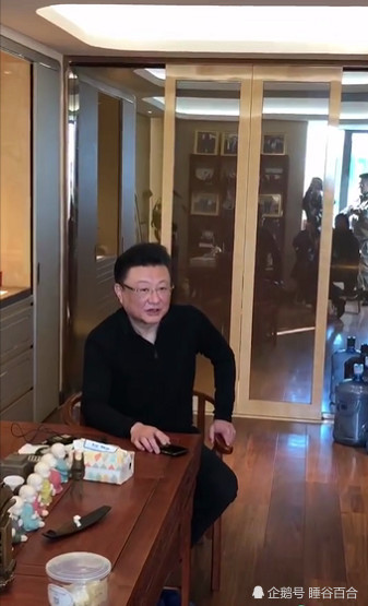 前央视主持王宁近照苍老不少，接受采访曝金龟子的家庭地位