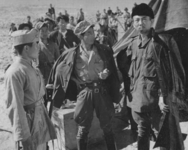 电影梗概:1951年在中国西北沙漠地带,解放军某骑兵连奉命对特务头