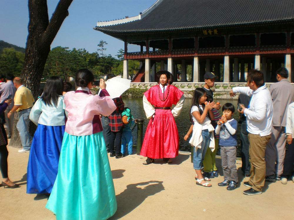 西方人评价亚洲游客:日本人较真,韩国人小气,中