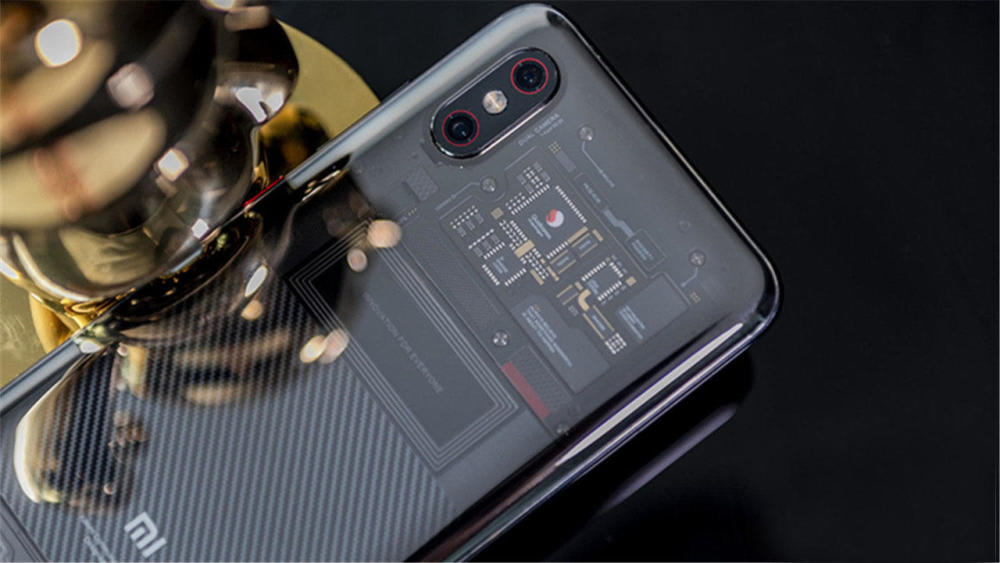 小米8探索版比小米8多1400元,也就多一个壳