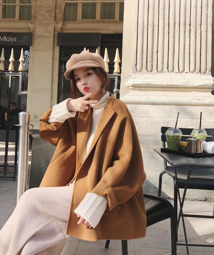 短呢大衣才是秋冬百搭款，小个子女生也能穿，轻松凹出时髦感