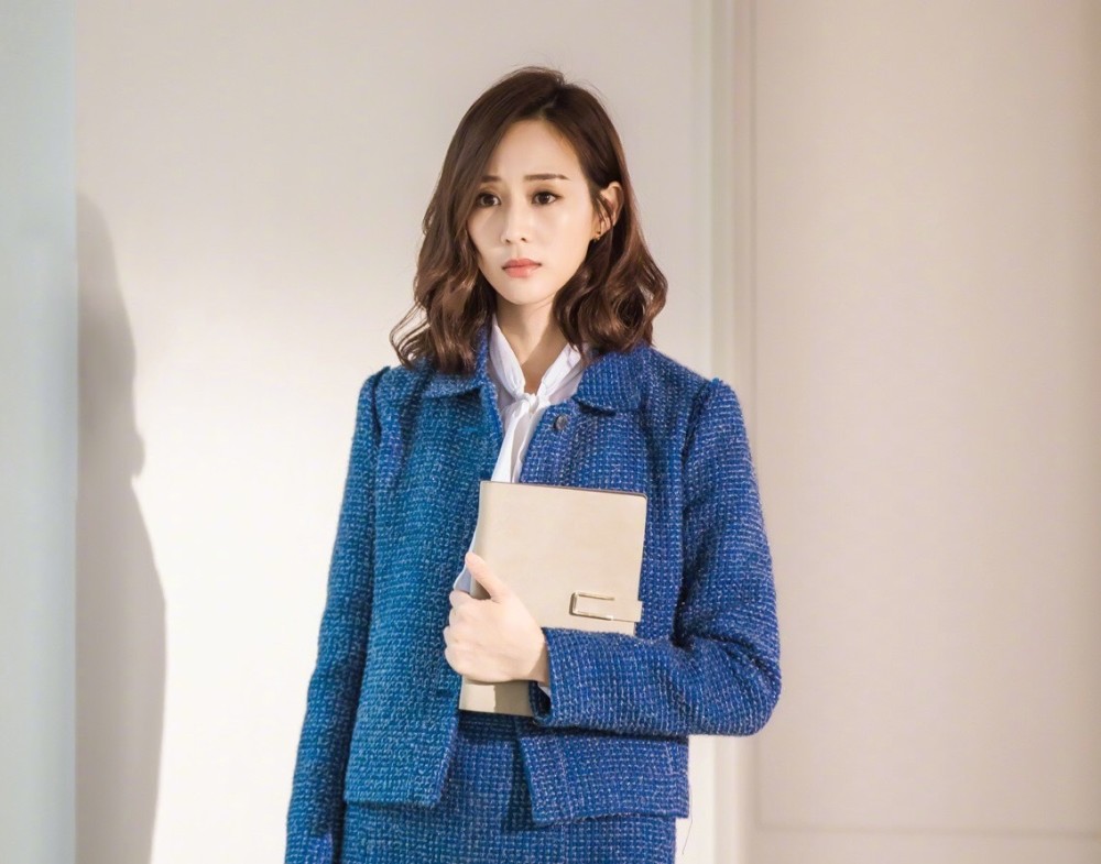有一种优雅叫张钧宁的蓝色穿搭,清新俏皮似少
