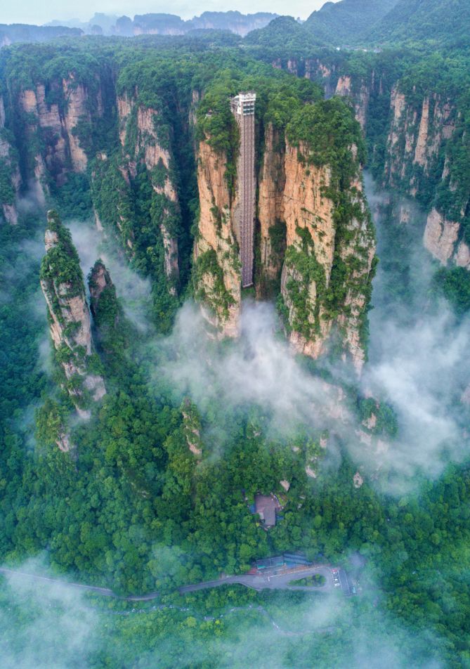 百龙天梯,攀立于世界自然遗产——张家界武陵源风景名胜区内的悬崖