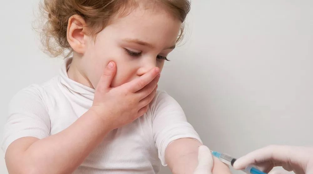 半岁宝宝肾衰竭!这样给孩子退烧,就是在坑娃