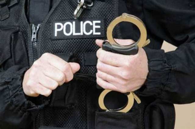 美国警察在使用手铐   难以想像,一个没有手铐的美国警察会怎样