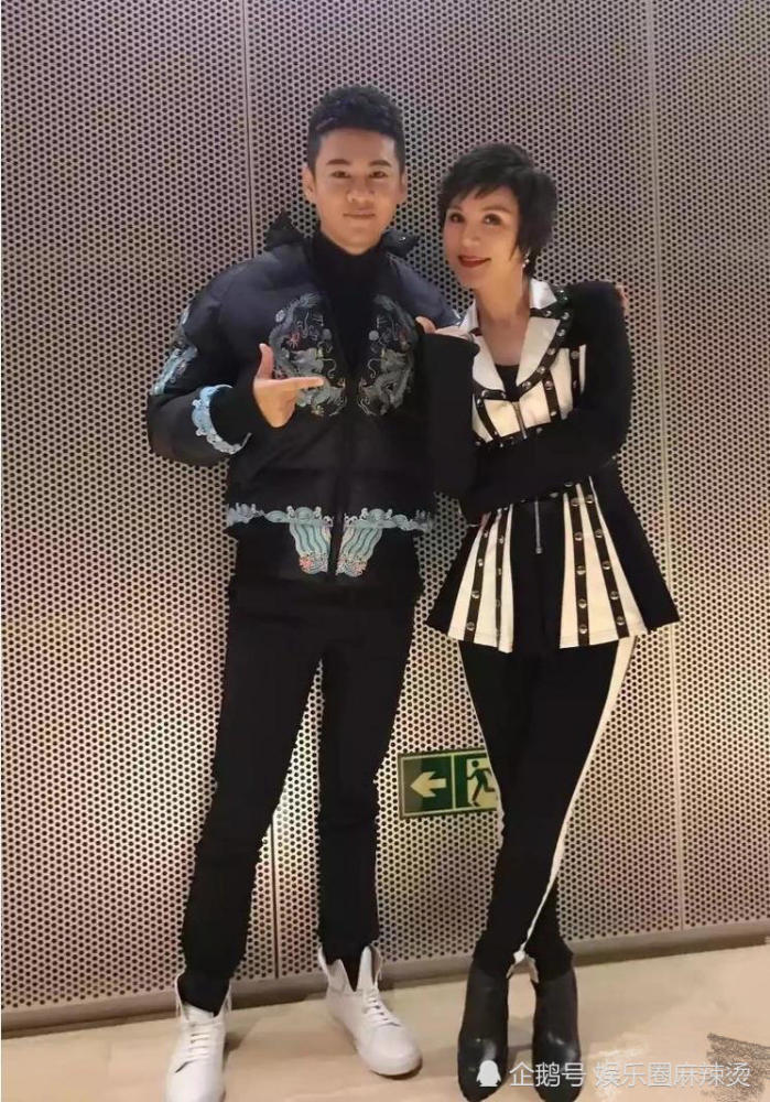 49岁歌手林萍儿子曝光 "小鲜肉"阳光帅气 老公至今是"谜"