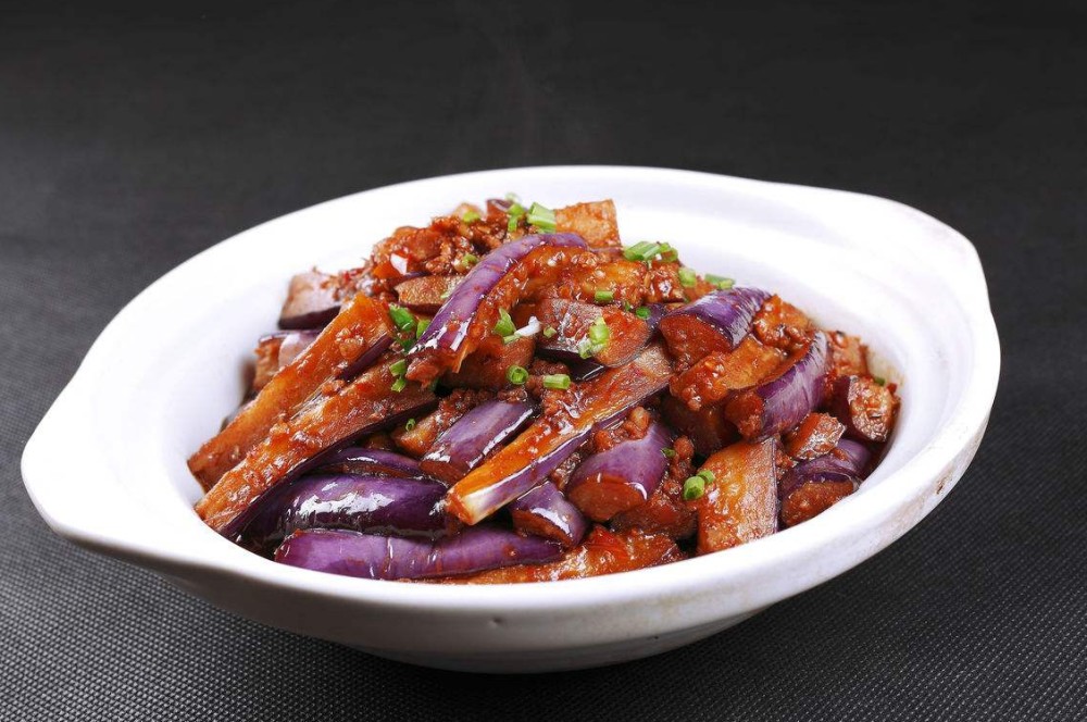 炒茄子时，不要直接下锅炒，少了一个步骤，炒出的茄子当然很油腻