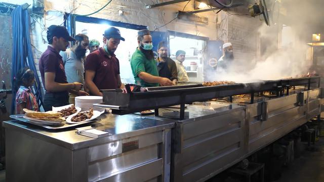 巴基斯坦的烤肉太便宜,花10元就买到半只,便宜