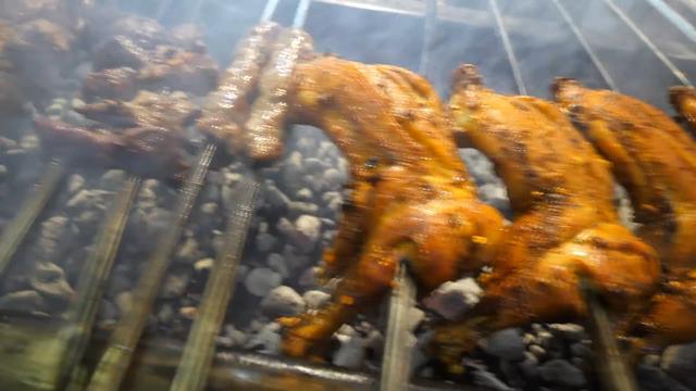 巴基斯坦的烤肉太便宜,花10元就买到半只,便宜