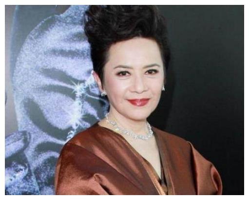 她18岁结婚，刘德华曾下跪为她颁奖，现被儿女抛弃晚年凄惨