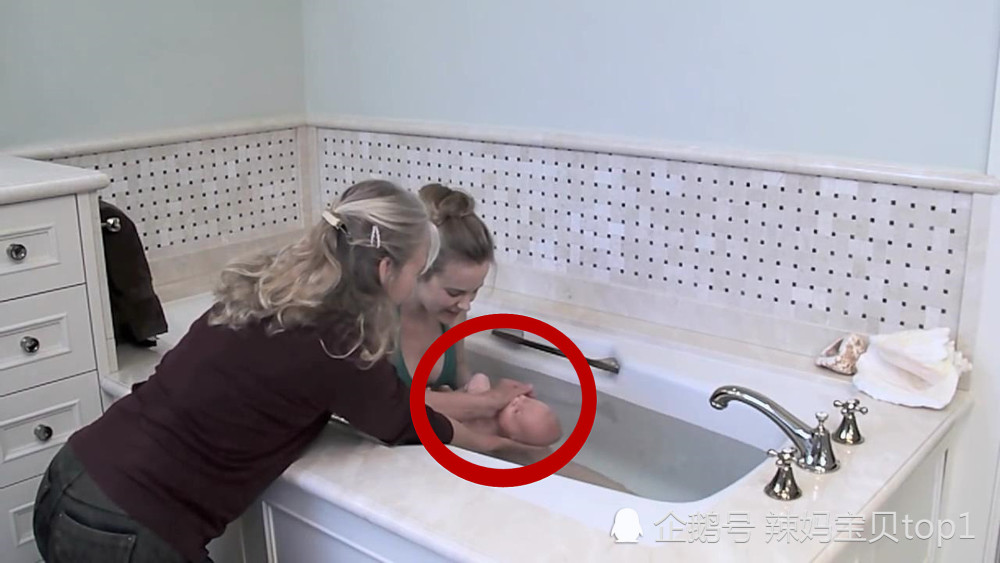 刚出生婴儿被丢进浴缸,强制性学游泳被呛水,现