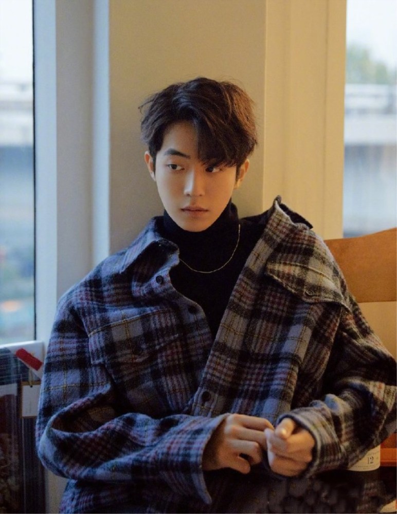 24岁南柱赫拍画报,穿高领毛衣造型百变,是帅气