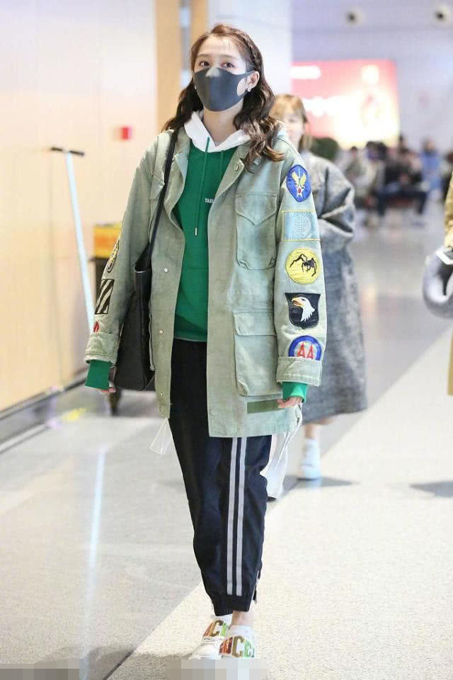 被关晓彤美到!工装夹克配运动裤格外清新,扎起