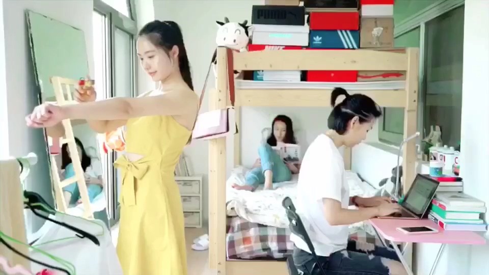女大学生宿舍看片，画面太刺激，引全寝室围观，网友:少儿不宜