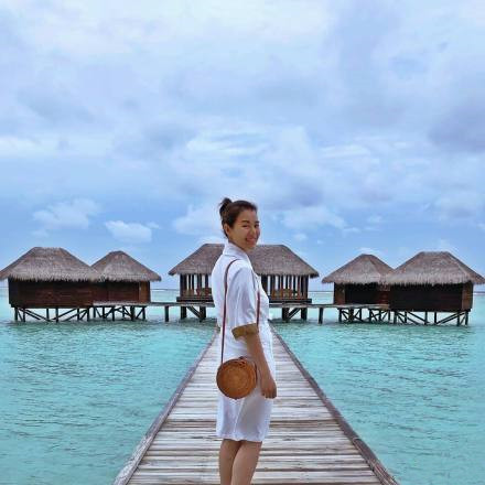 胡杏儿被传怀孕后现身活动，秀性感事业线但小腹凸出明显