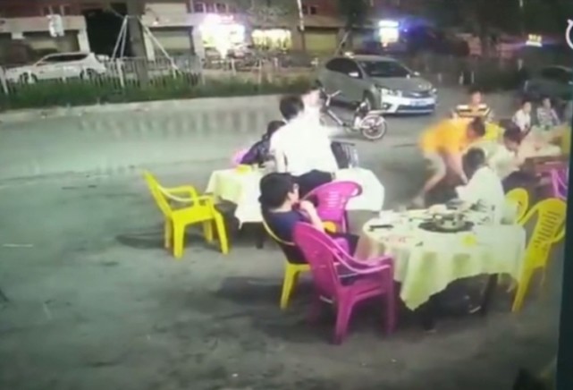 女子火锅店被半裸男子扑倒暴力猥亵！全店人出手了（视频/组图） - 1